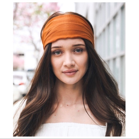 Boho Chic Batiste Wide Headband
Textured Satin-Black - Picture 3 of 9